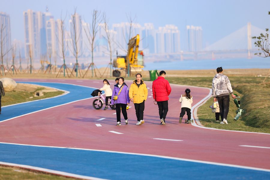 今年春节，已经有市民来到步道亲近淮河。刘晨摄