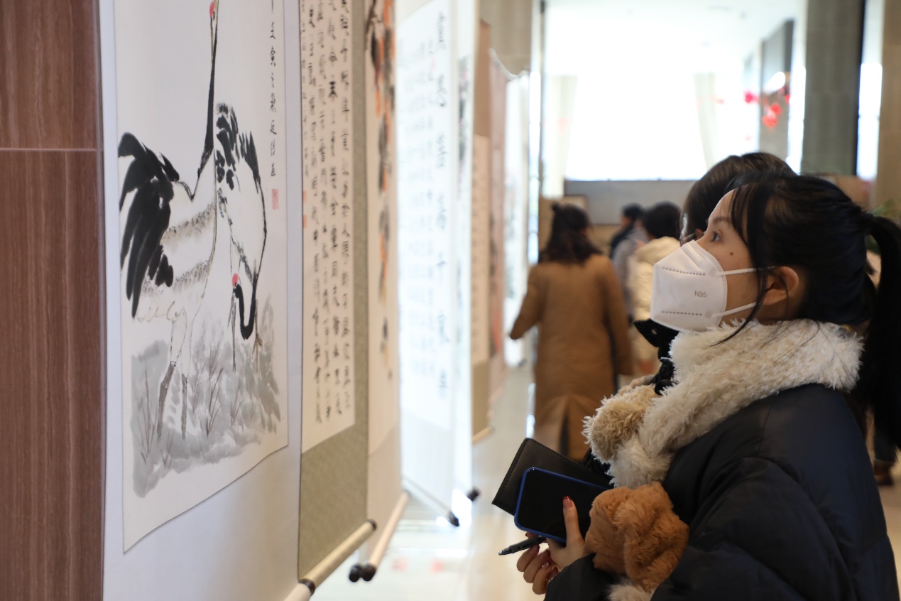 “學習二十大·翰墨頌中華”書畫展，正在參觀的市民。肥西縣委宣傳部供圖