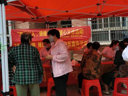 “派河春雨”義診行動。肥西縣上派鎮文明辦供圖