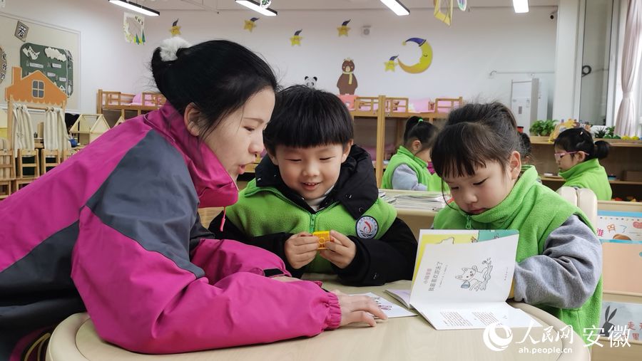 幼儿园老师在给儿童讲故事。人民网 胡雨松摄