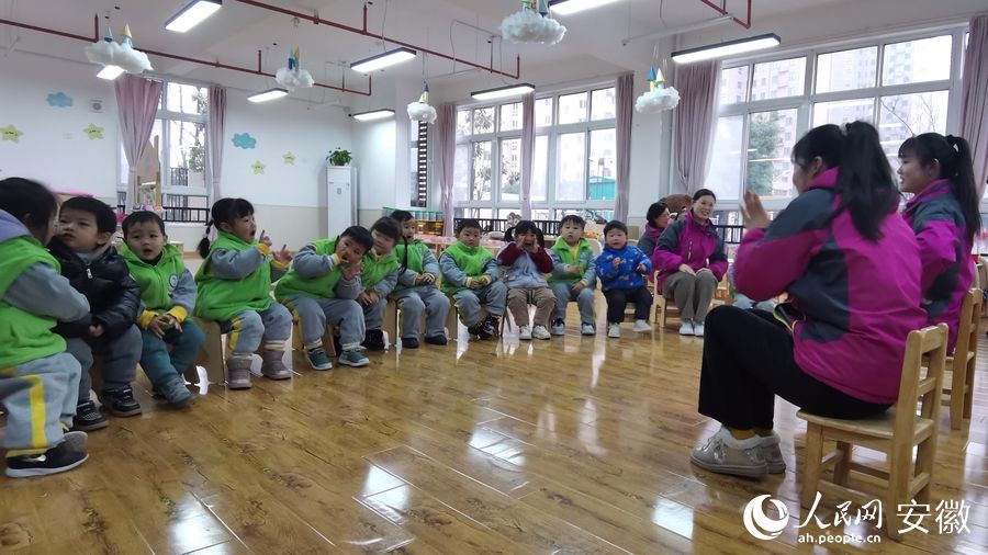 孩子在做游戏。人民网 胡雨松摄