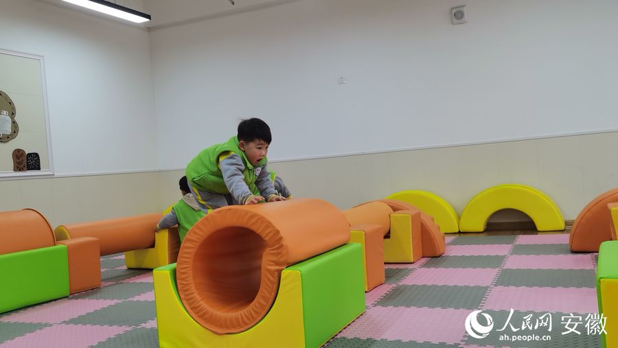 即使是阴雨天气，孩子也可以在室内进行运动。人民网 胡雨松摄