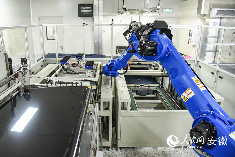 安徽康佳电子有限公司的智能机器人正在作业。人民网 李希蒙摄