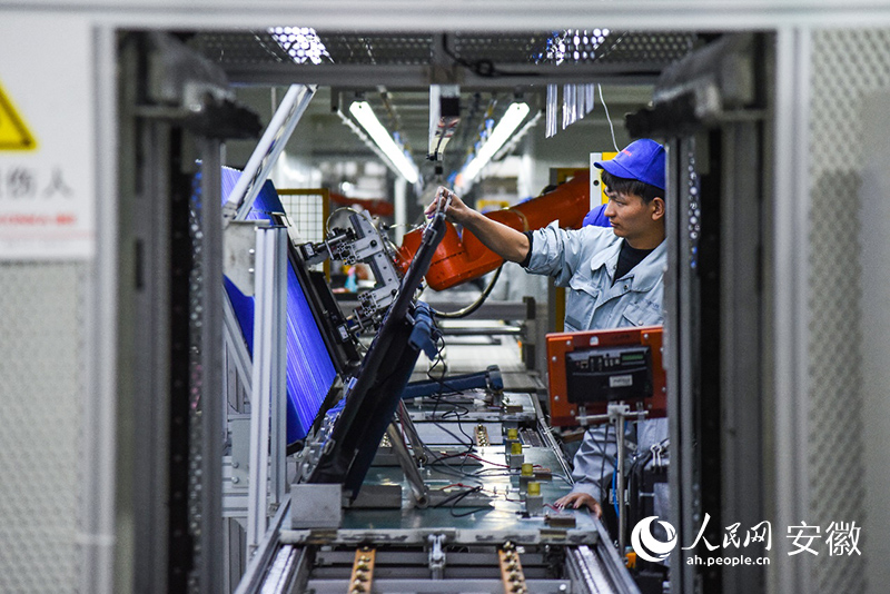 工人操作彩电生产线。工业互联网大大提升生产效率。人民网 李希蒙摄