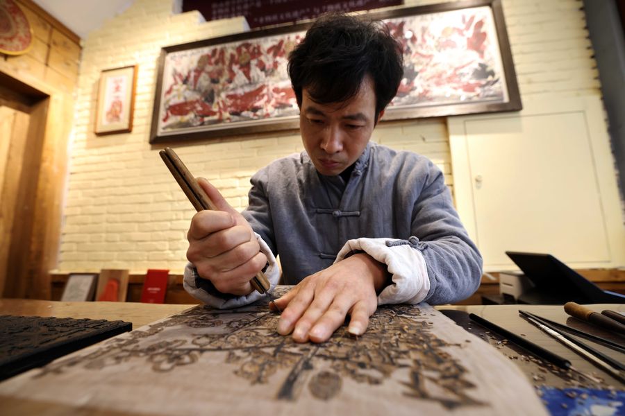 在童壽記木版年畫工作室，童敏在進行年畫刻版。解琛攝