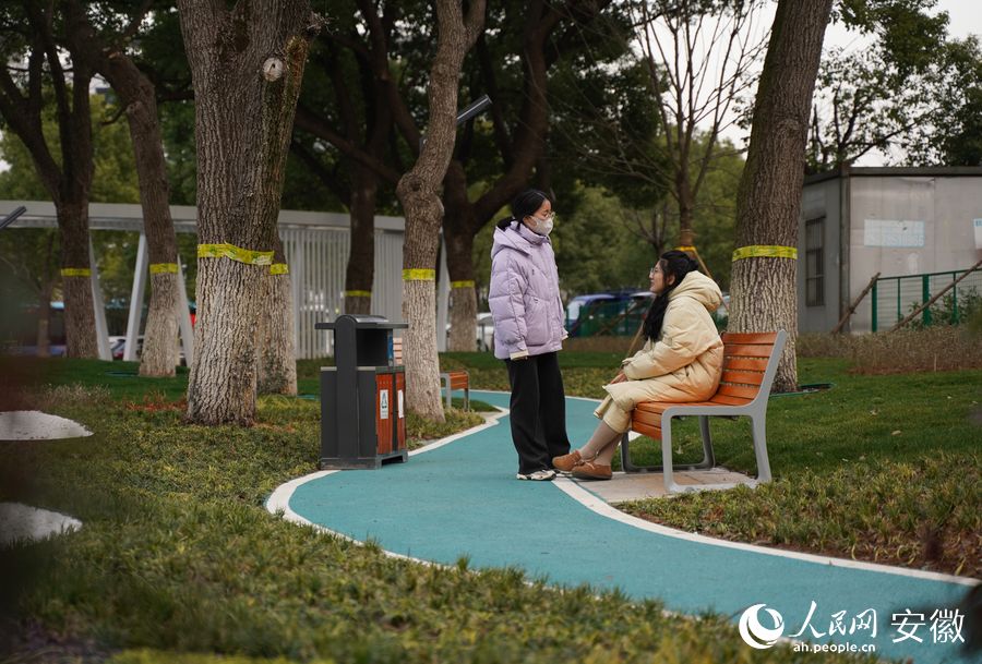 市民正在“口袋公園”裡休閑聊天。人民網 王銳攝