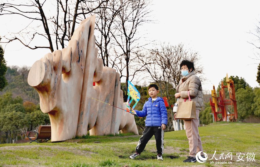 蕪湖市雕塑公園裡家長正帶著孩子放風箏。人民網 王銳攝