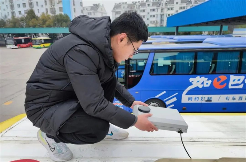 工作人員在公交車上安裝環境監測傳感器。
