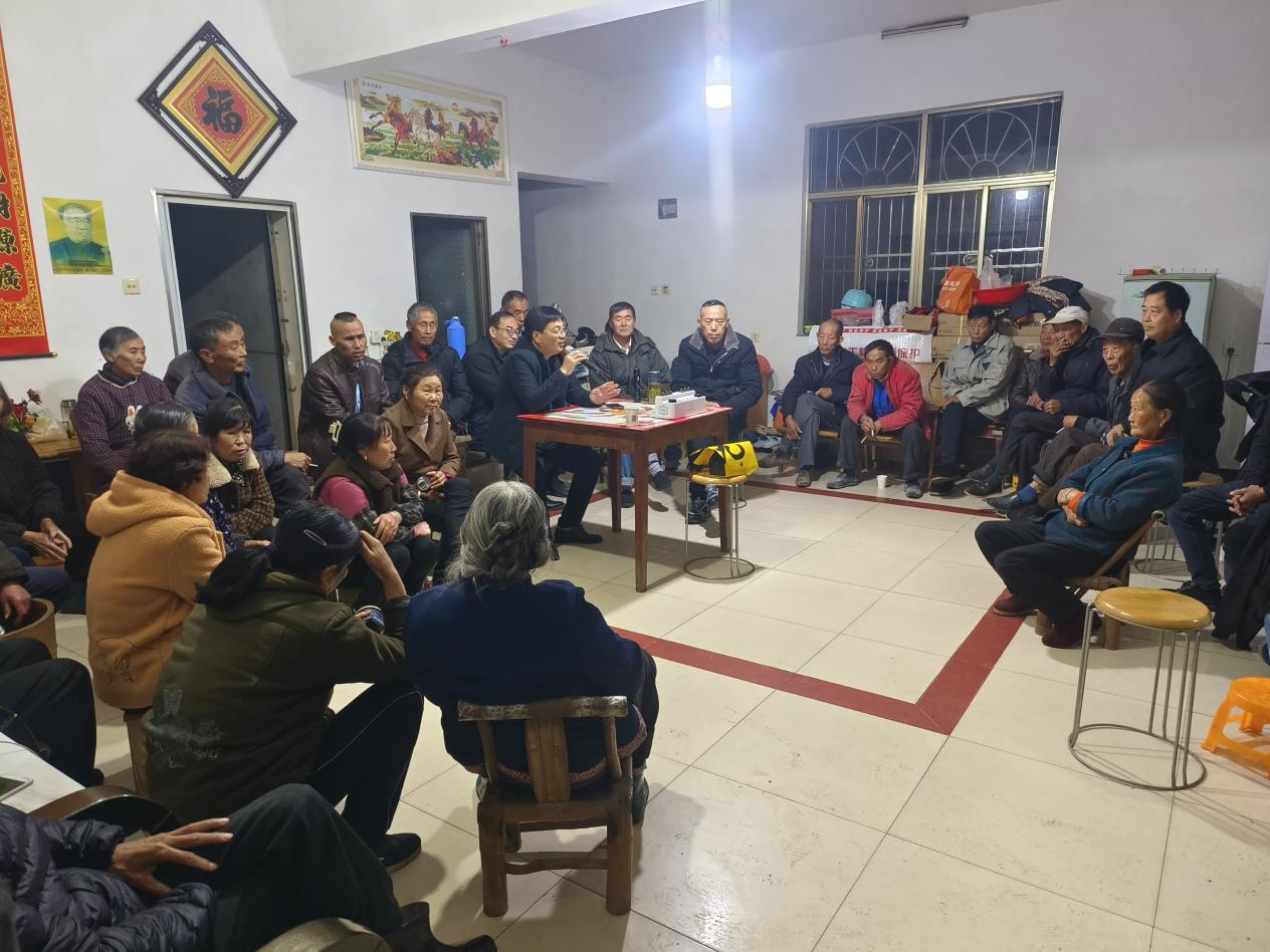 群众积极参与“板凳会”，为村级发展建言献策