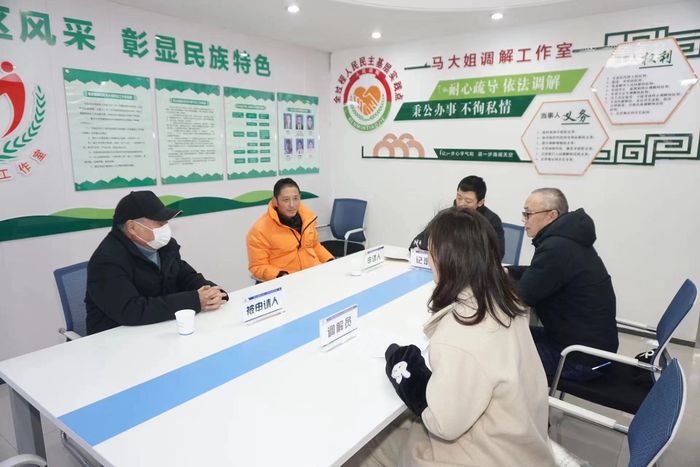 “馬大姐調解工作室”中工作人員正在聽取群眾意見。安慶市委宣傳部提供