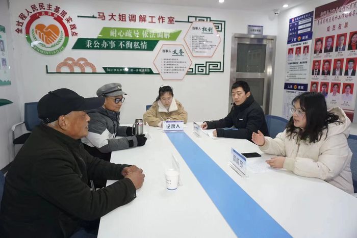 桐城市東關居委會裡正在進行著“有事好商量”座談。安慶市委宣傳部供圖