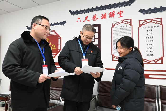 桐城市“六尺巷調解室”裡法院法官正在為居民解決問題。高明攝
