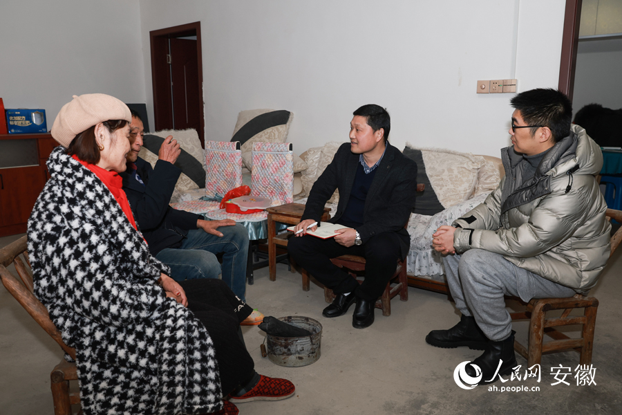 临近全国两会，杨广奇（右二）走村串户，与村民交谈。人民网 张俊摄