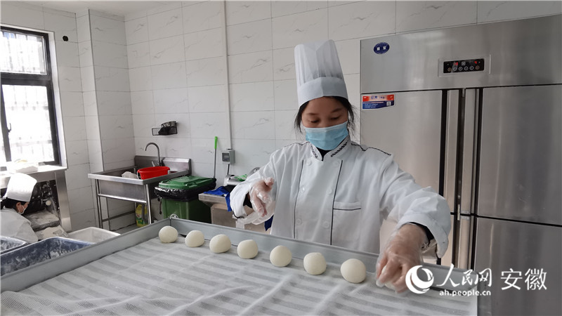 養老服務中心制作的饅頭受到老人一致好評。人民網 胡雨鬆攝