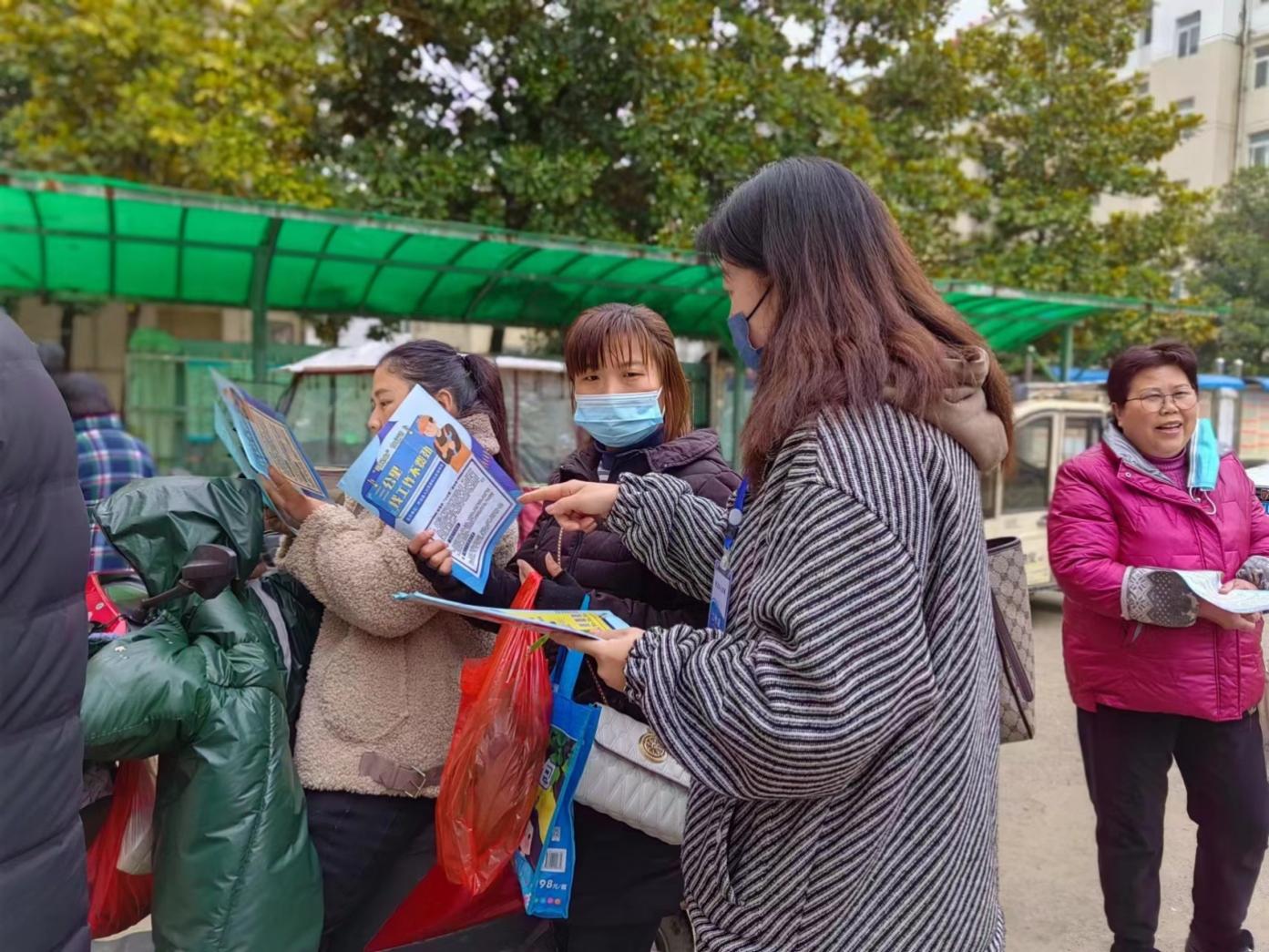 招聘会现场。朱琳摄