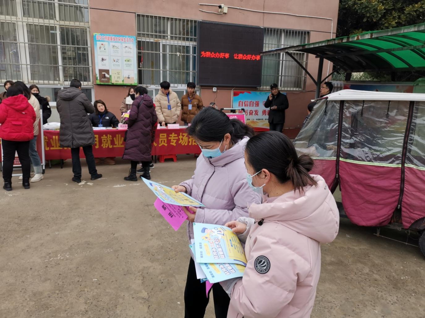 招聘会现场。朱琳摄