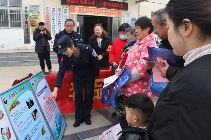 图文并茂教群众识毒、防毒。黄求存摄