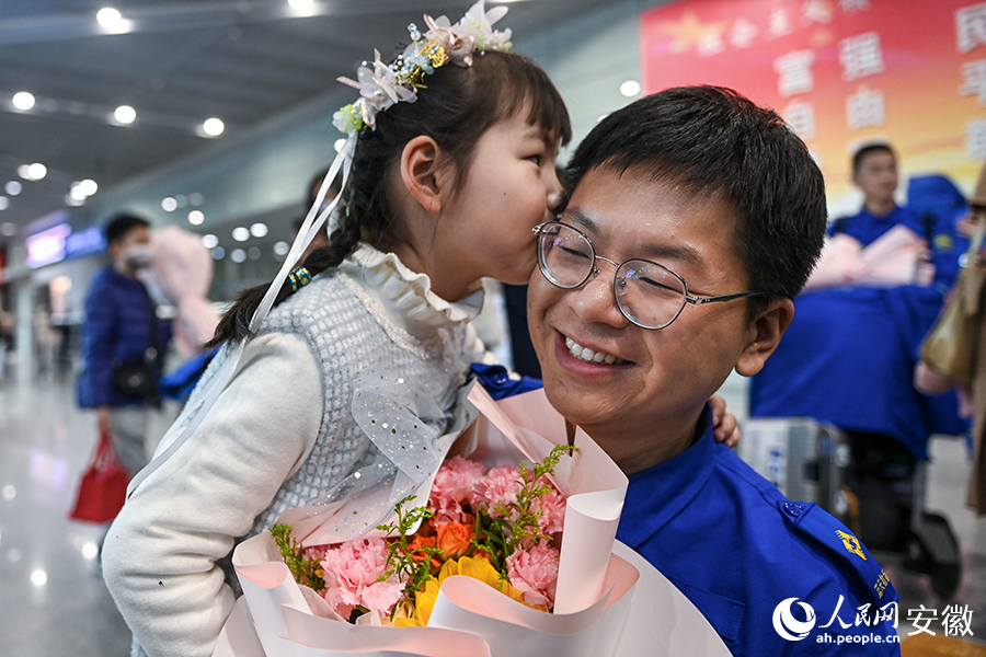 女兒親吻爸爸臉頰。人民網記者 苗子健攝