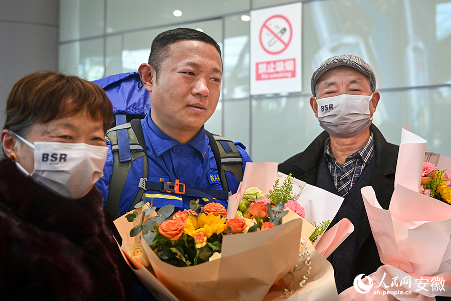 父母到机场迎接儿子。人民网记者 苗子健摄
