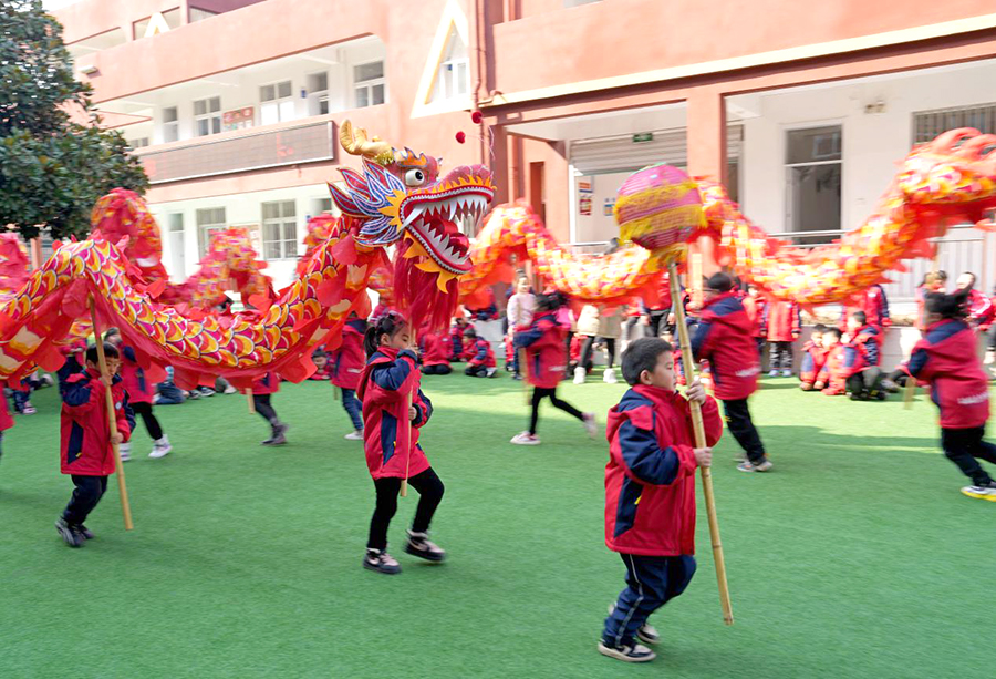 小学生们舞龙。沈果摄