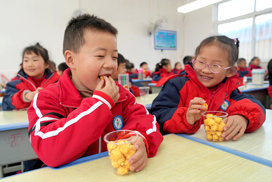 小学生们吃“金豆”。沈果摄