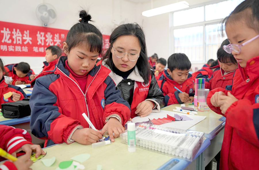 小学生们制作舞龙主题的手工作品。沈果摄