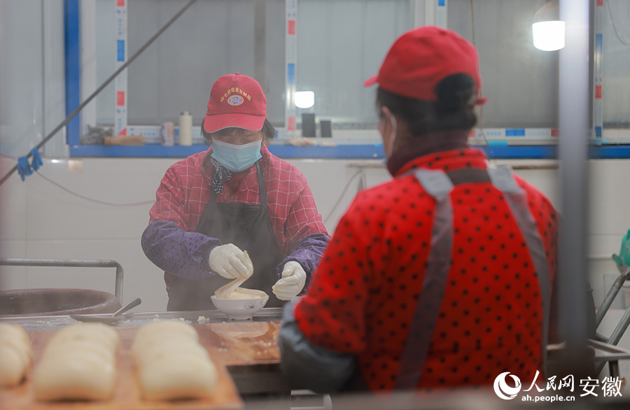 工人手工制作包干。人民网 王晓飞摄