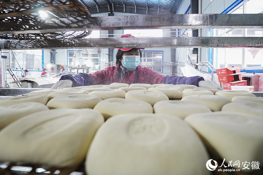 工人将成品包干进行置放。人民网 陈若天摄