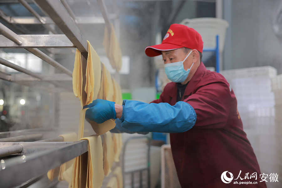 工人摊晾千张。人民网 王晓飞摄