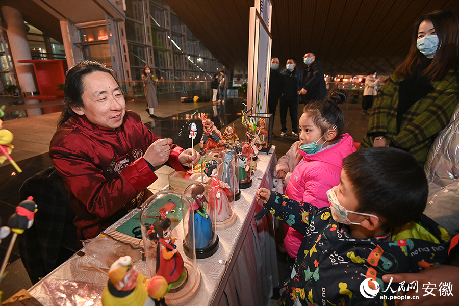 孩子们围观面塑现场制作。人民网记者 苗子健摄