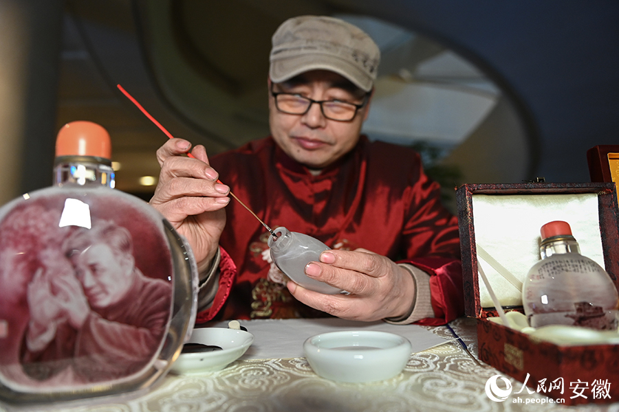 非遗传承人在瓶内作画。人民网记者 苗子健摄