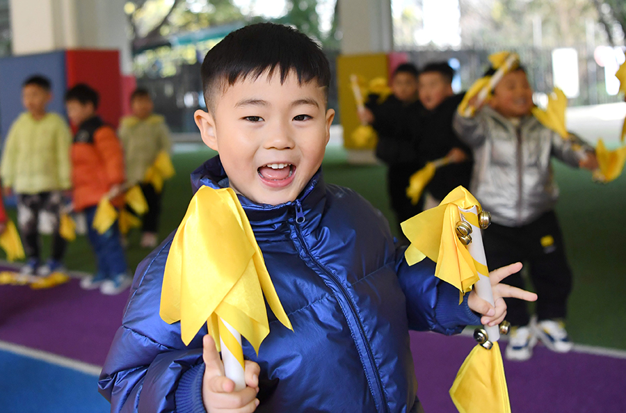 翠竹园社区辖区幼儿园小朋友在高兴地玩耍，感受传统文化魅力。