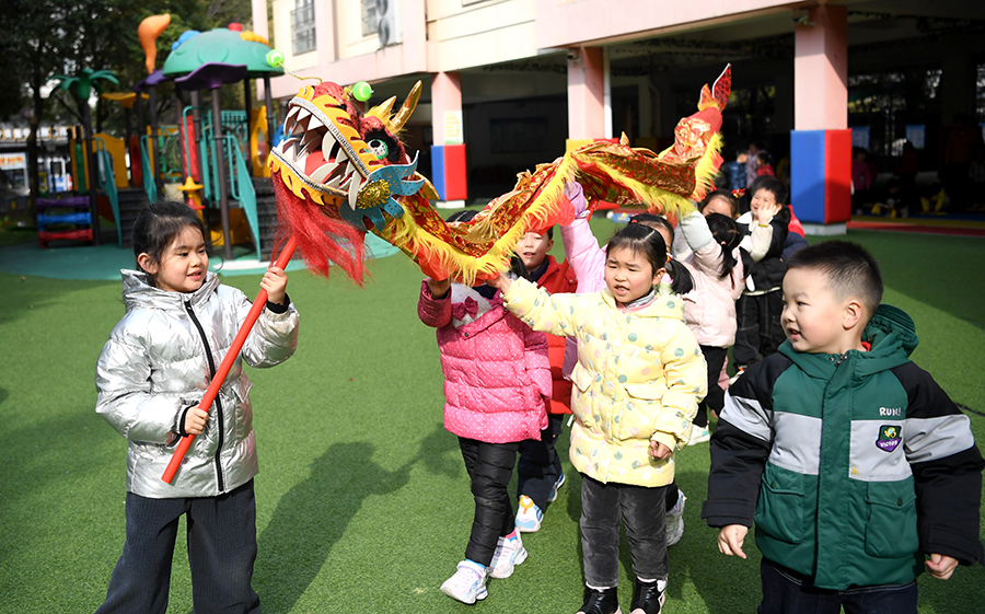 翠竹园社区辖区幼儿园小朋友在高兴地玩耍，感受传统文化魅力。