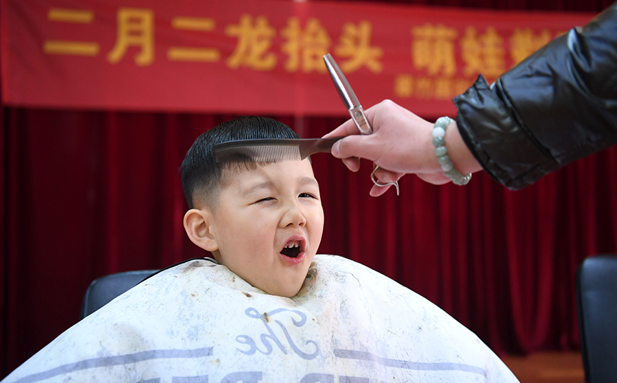 蜀山区翠竹园社区组织理发师在辖区幼儿园剃喜头。