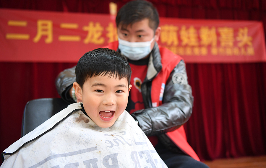 蜀山区翠竹园社区组织理发师在辖区幼儿园剃喜头。