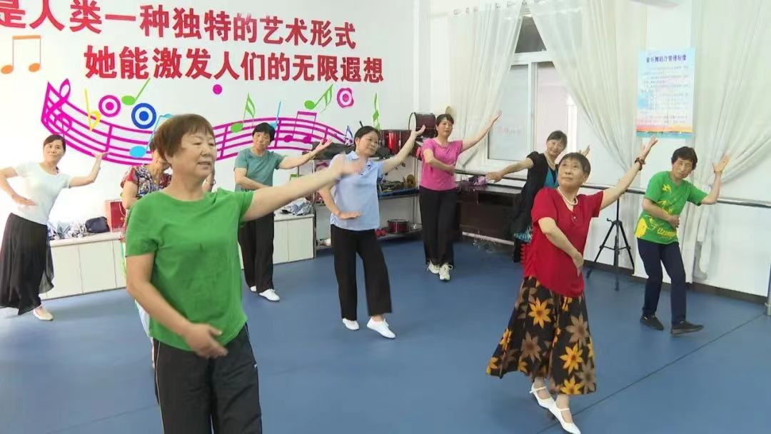 老年大学，老师正在教授舞蹈。东至县委宣传部供图