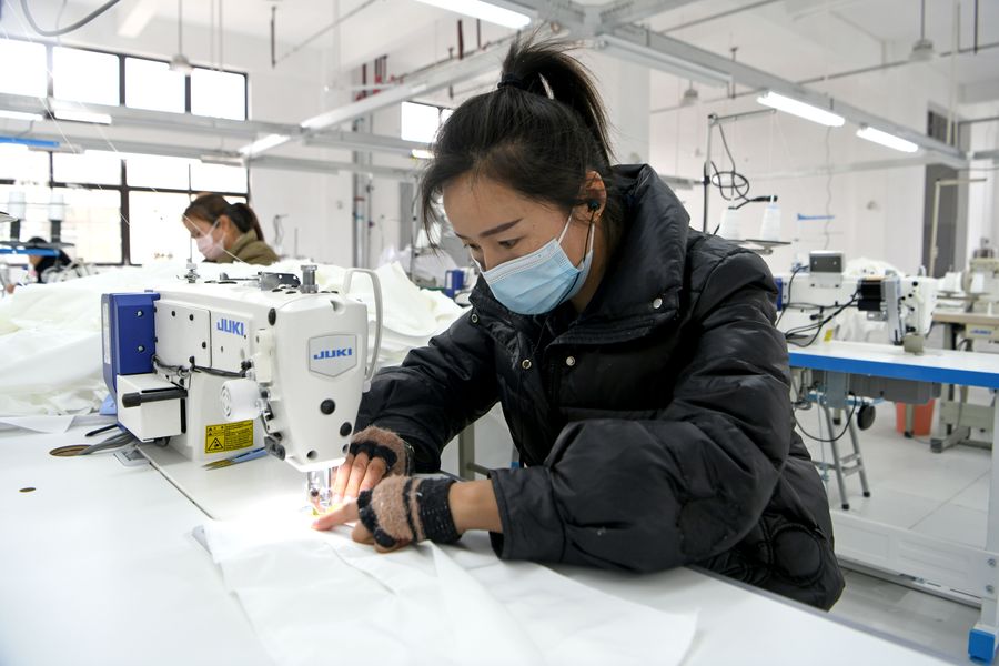 工人正在加工服飾。