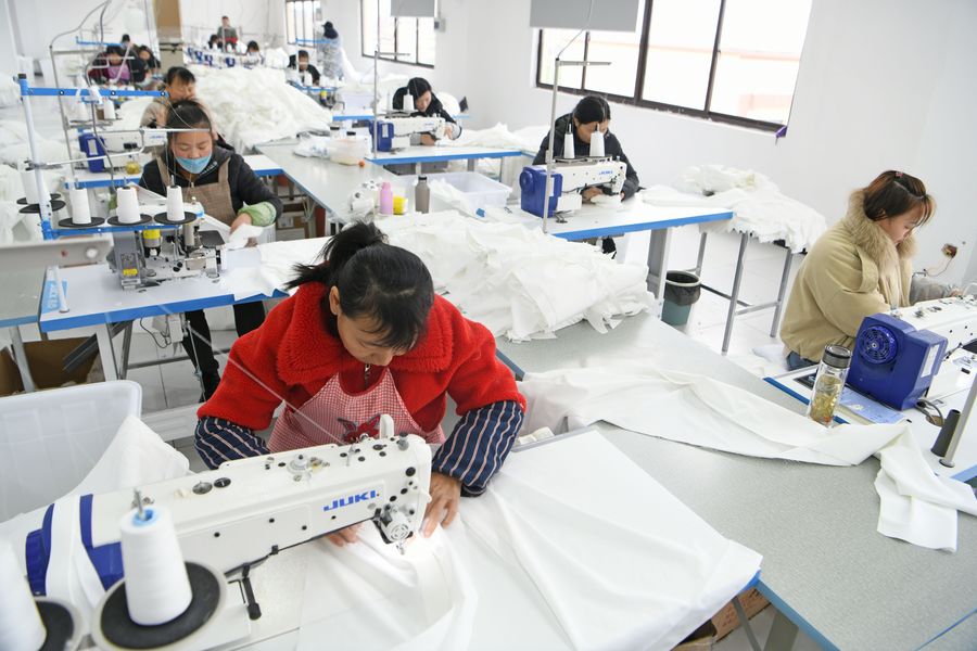 工人正在加工服飾。