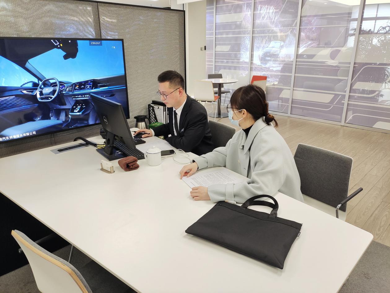 池州工行客戶經理駐點某汽車4S店，為客戶辦理汽車分期業務。安徽工行供圖