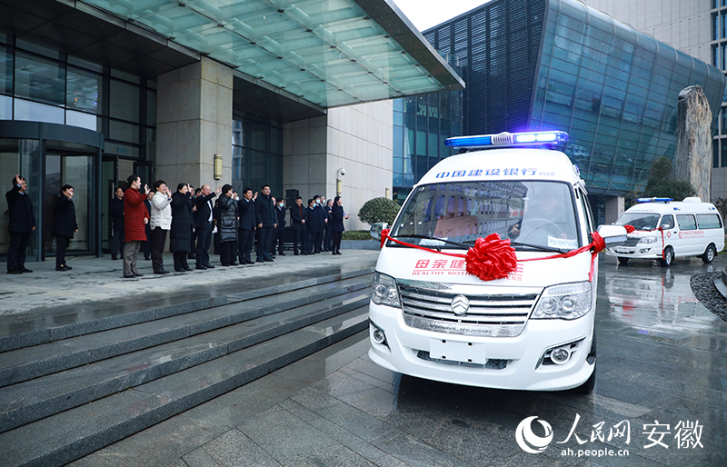 E五辆“母亲健康快车”出发开往五县。人民网 陶涛摄
