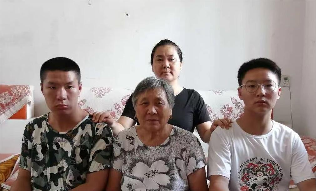 王荣的全家福。卢旭供图