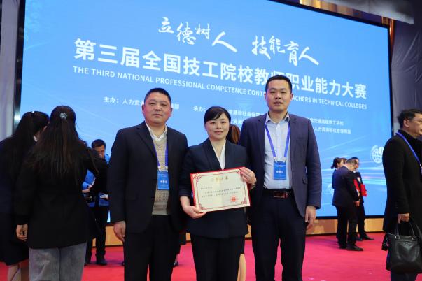 邱小云荣获班主任赛全国一等奖。查代胜摄