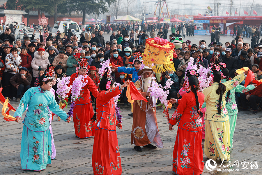 亳州市级非遗《九女扑伞》表演吸引了众多观众。人民网 张俊摄