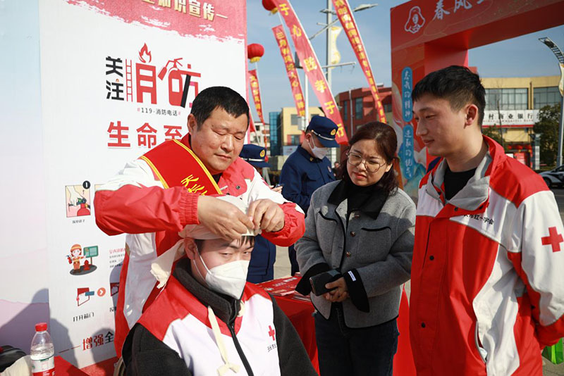 志愿者在现场宣传急救知识。吴开源 摄
