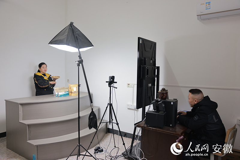 张志菊在直播间进行带货直播。人民网 王晓飞摄