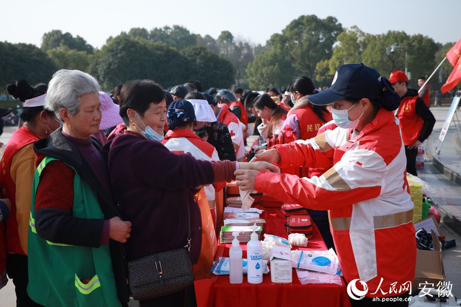 在肥西县古埂广场上，来自肥西县红十字会的志愿者们正在演示包扎技巧。人民网 陶涛摄