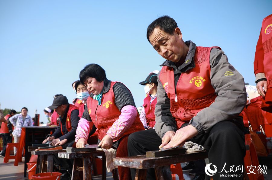 广场上，公益问诊、公益理发、公益磨刀、修小家电等便民服务获得居民们的一致好评。人民网 陶涛摄