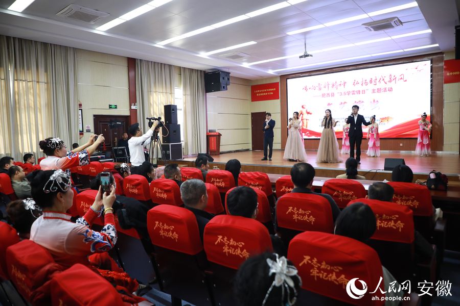 在上派鎮新時代文明實踐所，開展學雷鋒文藝匯演。人民網 陶濤攝