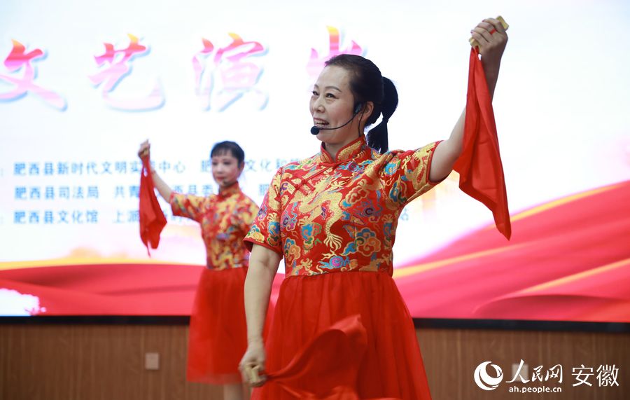 在上派鎮新時代文明實踐所，開展學雷鋒文藝匯演。人民網 陶濤攝