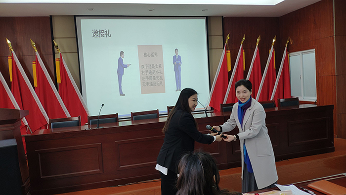 王聪如为大家讲解“递接礼”。潘超摄